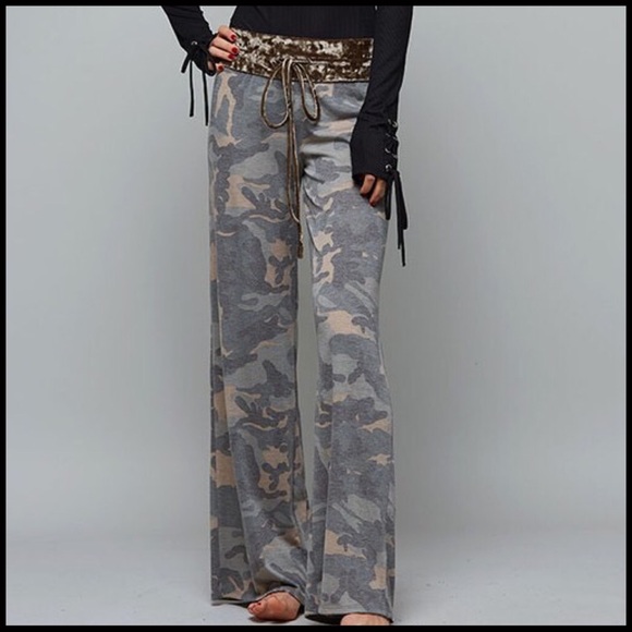 Velvet Trimmed Comfy Camo - Picture 6 of 6